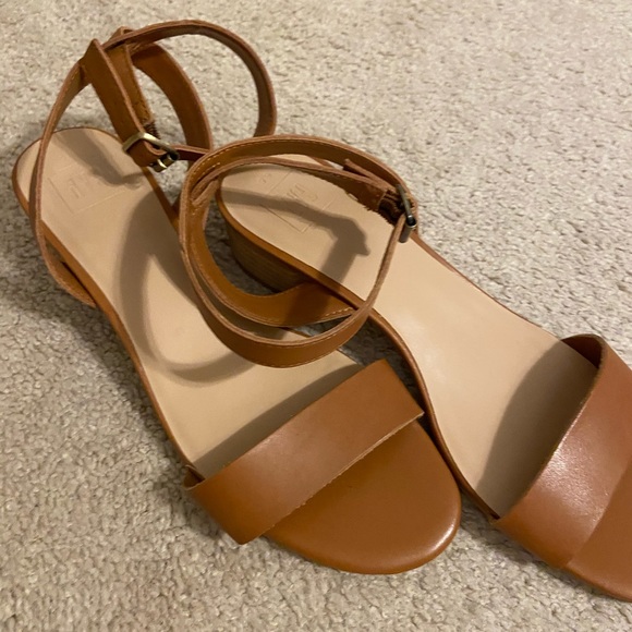 Gap tan low heel sandal - Picture 3 of 4